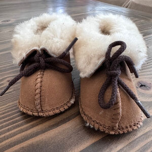 Baby Minnetonka Sheepskin Slippers Size 1 Brown Leather Soft Sole